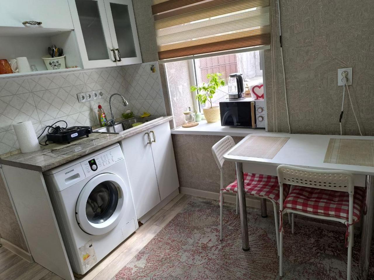 Уютный дом с Wi-Fi и парковкой для 4 гостей Apartment Bishkek Exterior photo